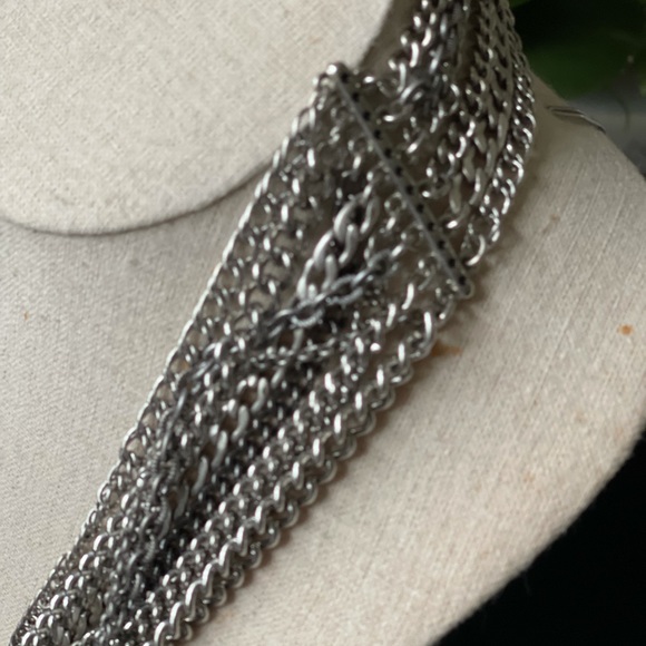 Beautiful Iconic Metropolitan statement necklace - Picture 4 of 8